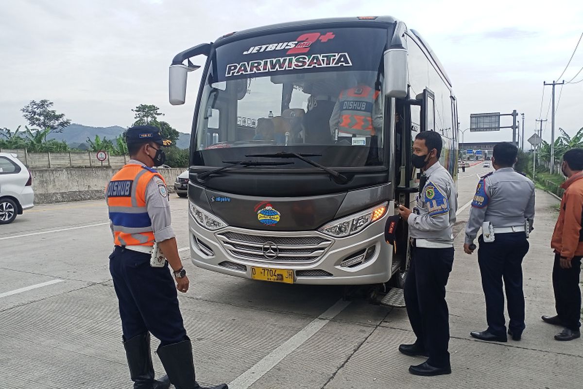 Masuknya wilayah Kabupaten Bandung ke dalam PPKM Level 3, Satlantas Polresta Bandung memberlakukan ganjil genap di dua titik, Gerbang Tol Soroja dan Gerbang Tol Cileunyi pada Sabtu (12/2/2022)