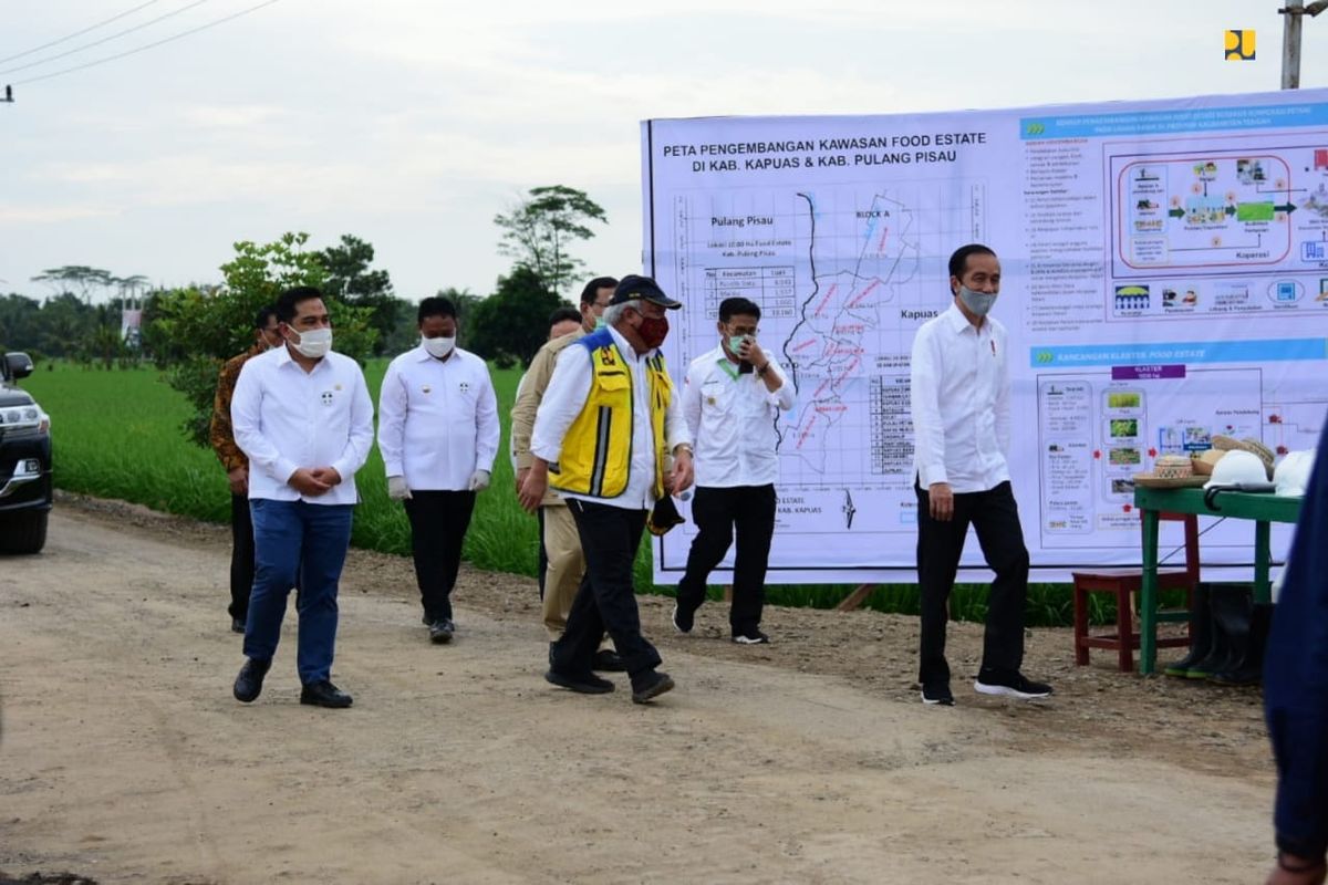 Presiden Joko Widodo (Jokowi) didampingi Menteri Pekerjaan Umum dan Perumahan Rakyat (PUPR) Basuki Hadimuljono, Menteri Pertanian (Mentan) Syahrul Yasin Limpo, Menteri Pertahanan Prabowo Subianto, Gubernur Kalimantan Tengah Sugianto Sabran dan Anggota Komisi V DPR RI  Rifqinizamy Karsayuda meninjau dua lokasi yang akan dijadikan lumbung pangan baru atau food estate di Kabupaten Kapuas dan Pulang Pisau, Kalimantan Tengah, Kamis (9/7/2020)