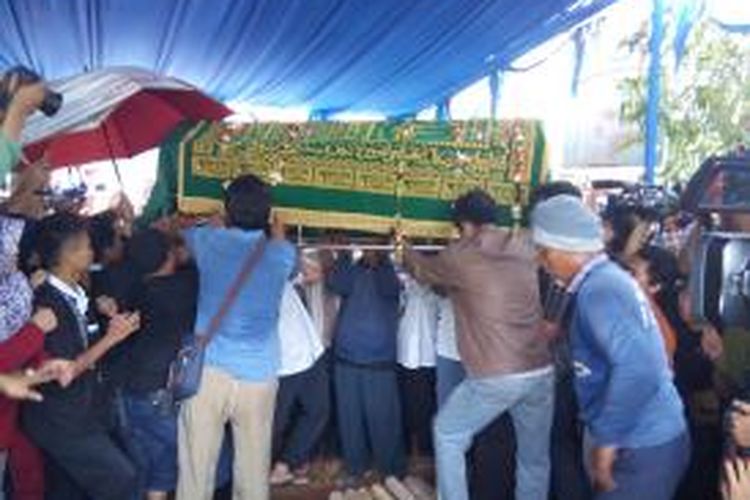 Jenazah Mpok Nori dikebumikan di tempat Pemakaman Umum Pondok Rangon, Jakarta Timur, Jumat, (3/04/2015).