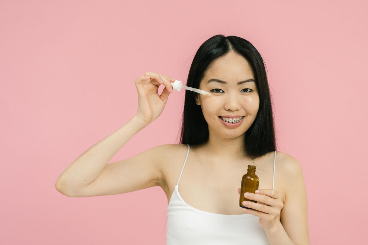 Urutan skincare malam untuk wanita dengan kulit kering.