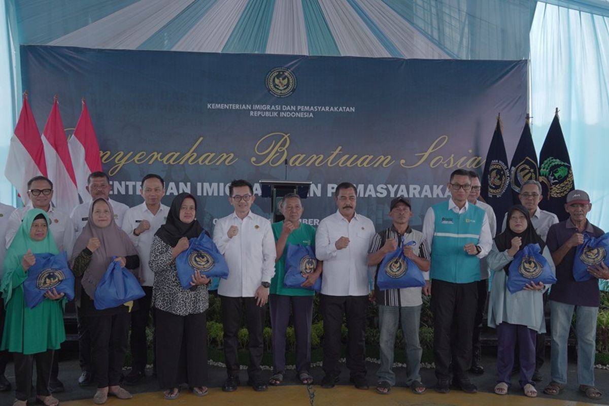 Kemenimipas menyalurkan 5.000 paket bantuan sosial bagi masyarakat Cilacap, menyasar pondok pesantren dan kelompok nelayan. 