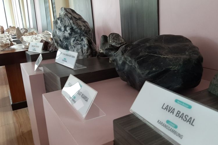 Koleksi Batuan yang ada di Etalase Taman Batu di Ngingrong, Gunungkidul