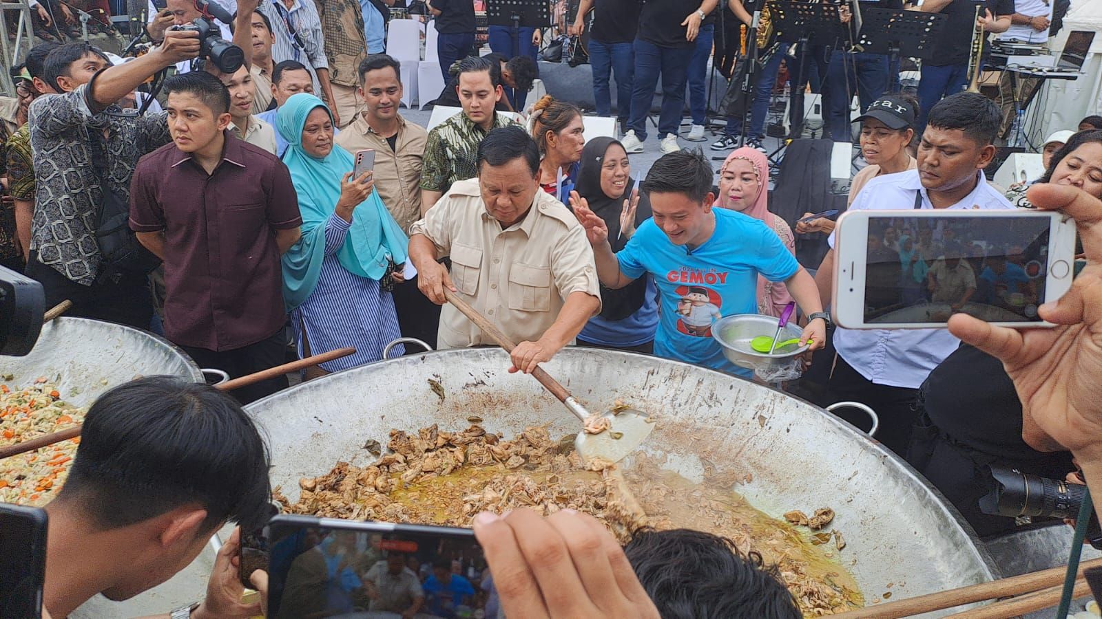 Aksi Prabowo Masak, Makan, dan Joget di Cilincing, Ajak Warga Dengar Musik daripada Pidato