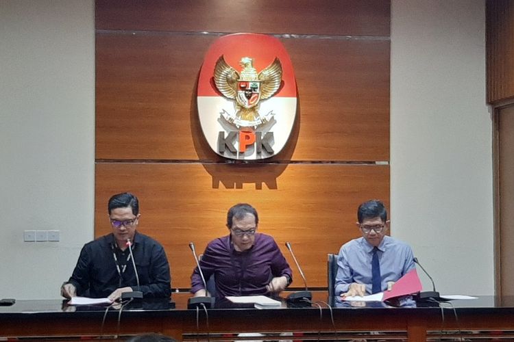 Juru Bicara KPK Febri Diansyah, Wakil Ketua KPK Saut Situmorang, dan Wakil Ketua KPK Laode M Syarif dalam konferensi pers penetapan tersangka di Gedung Merah Putih KPK, Senin (16/12/2019).