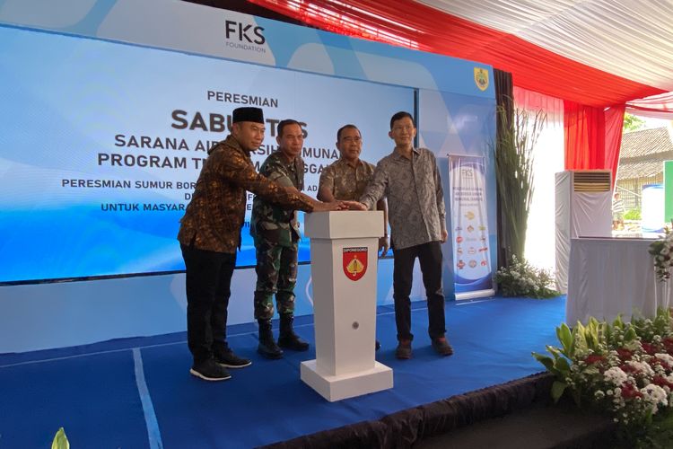 Peresmian program Sarana Air Bersih Komunal (Sabuk) dari FKS Foundation bekerja sama dengan Kodam IV Diponegoro di Kecamatan Masaran, Sragen, Jawa Tengah (11/5/2025).