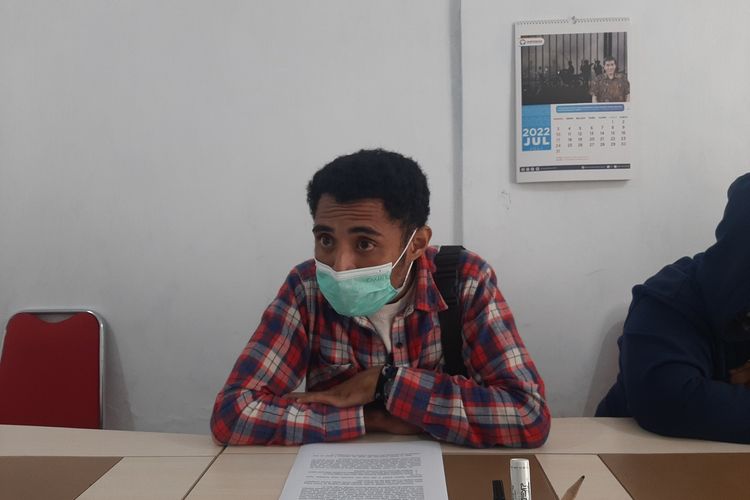 Sekjen Ikatan Pelajar Mahasiswa Papua (IPMAPA) DIY Irto Mamoribo saat memberikan keterangan kepada wartawan di kantor Ombudsman Republik Indonesia Daerah Istimewa Yogyakarta.