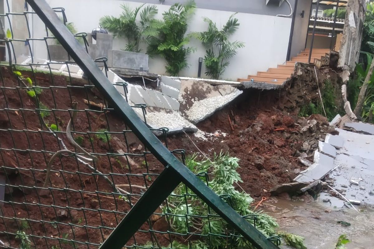 Tembok rumah di Jalan Kecapi V Perumahan Villa Padi belakang taman Spatodhea RT 13/05, Jagakarsa, Jakarta, Kamis (29/10/2020).