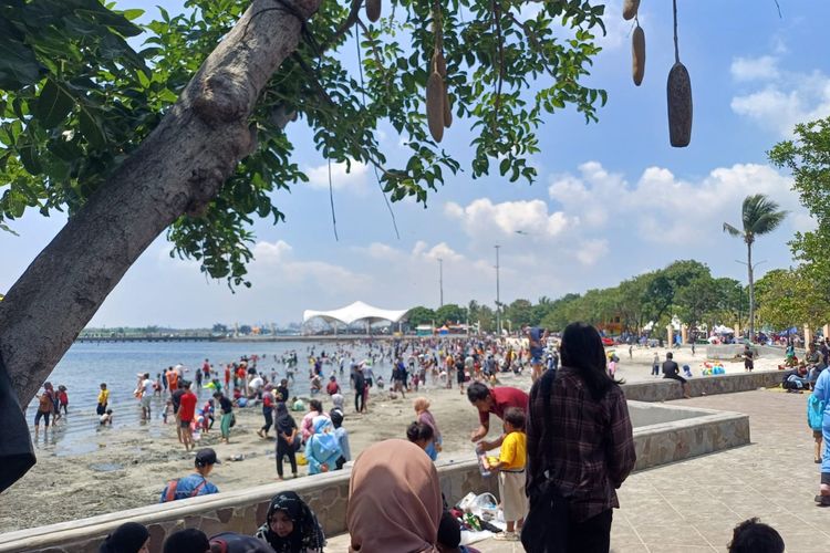 Suasana Pantai Lagoon Ancol saat libur lebaran H+3, Sabtu (13/4/2024)