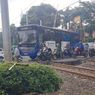 Momen Menegangkan Saat Bus Transjakarta Terjebak di Rel Kereta, Penumpang Pecahkan Kaca hingga Tangan Terluka