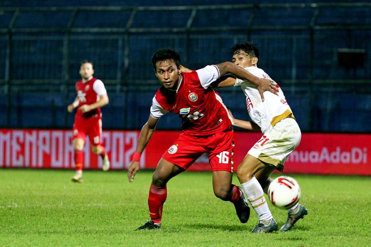 Pemain Persija Jakarta Osvaldo Haay(kanan) melewati pemain PSM Makassar saat laga perdana babak penyisihan grup B Piala Menpora 2021 yang berakhir dengan skor 0-2 di Stadion Kanjuruhan Kabupaten Malang, Jawa Timur, Senin (22/03/2021) malam.
