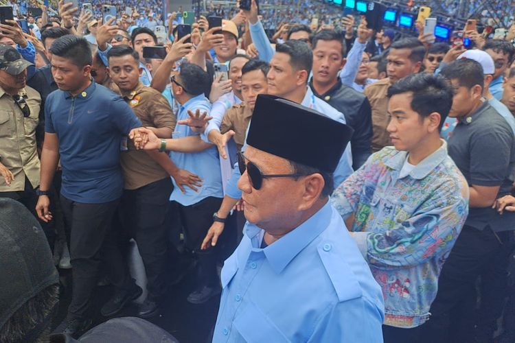 Capres-cawapres nomor urut 2, Prabowo-Gibran naik ke atas panggung kampanye akbar di GBK, Jakarta, Sabtu (10/2/2024).