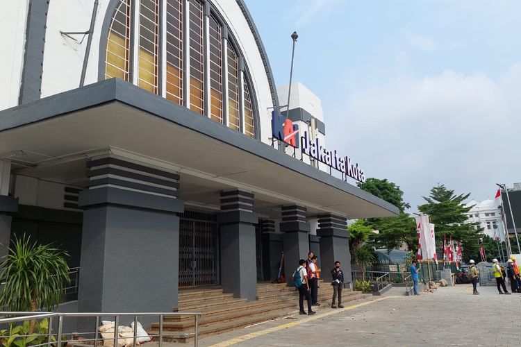 Plaza Beos di sisi barat Staisun Jakarta Kota atau Stasiun Beos telah rampung direvitalisasi.