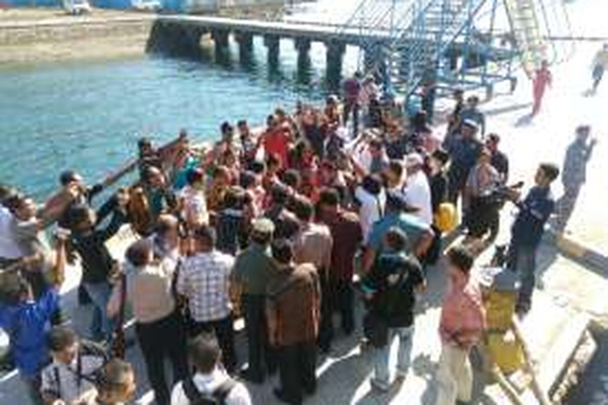 Menteri Kelautan dan Perikanan Susi Pudjiastuti tiba di Pelabuhan Ikan Larantuka, Nusa Tenggara Timur, Jumat (10/6/2016).