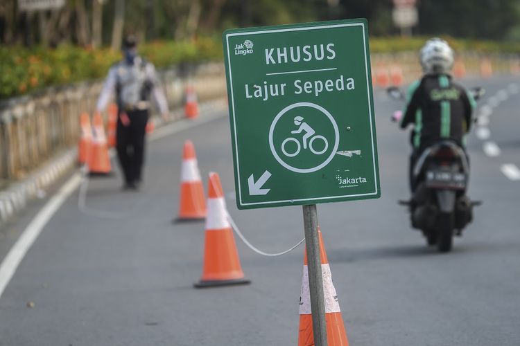 Petugas Dinas Perhubungan menata lajur khusus sepeda di kawasan Jalan Sudirman-Thamrin, Jakarta, Sabtu (27/6/2020). Pemprov DKI Jakarta resmi meniadakan kegiatan Hari Bebas Kendaraan Bermotor (HBKB) atau Car Free Day (CFD) di kawasan Jalan Sudirman-Thamrin pada Minggu (28/6/2020), dengan alasan menghindari terjadinya kerumunan warga untuk mencegah penyebaran COVID-19. ANTARA FOTO/Muhammad Adimaja/wsj.