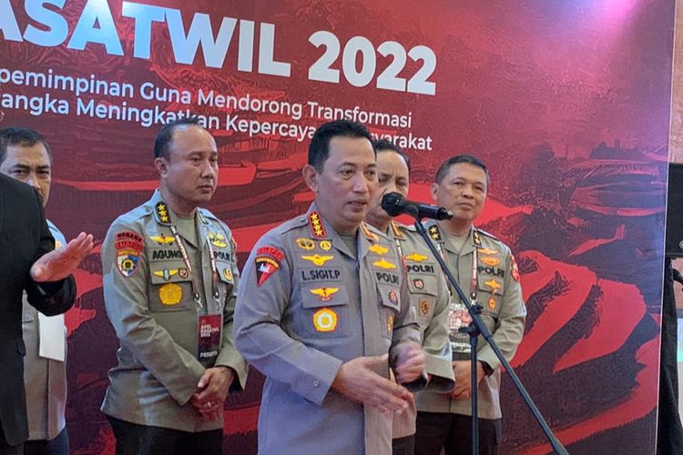 Kepala Kepolisan Negara Republik Indonesia (Polri) Jenderal Listyo Sigit Prabowo usai kegiatan Apel Kepala Satuan Wilayah (Kasatwil) Tahun 2022 di Hotel Sultan, Jakarta, Rabu (14/12/2022).