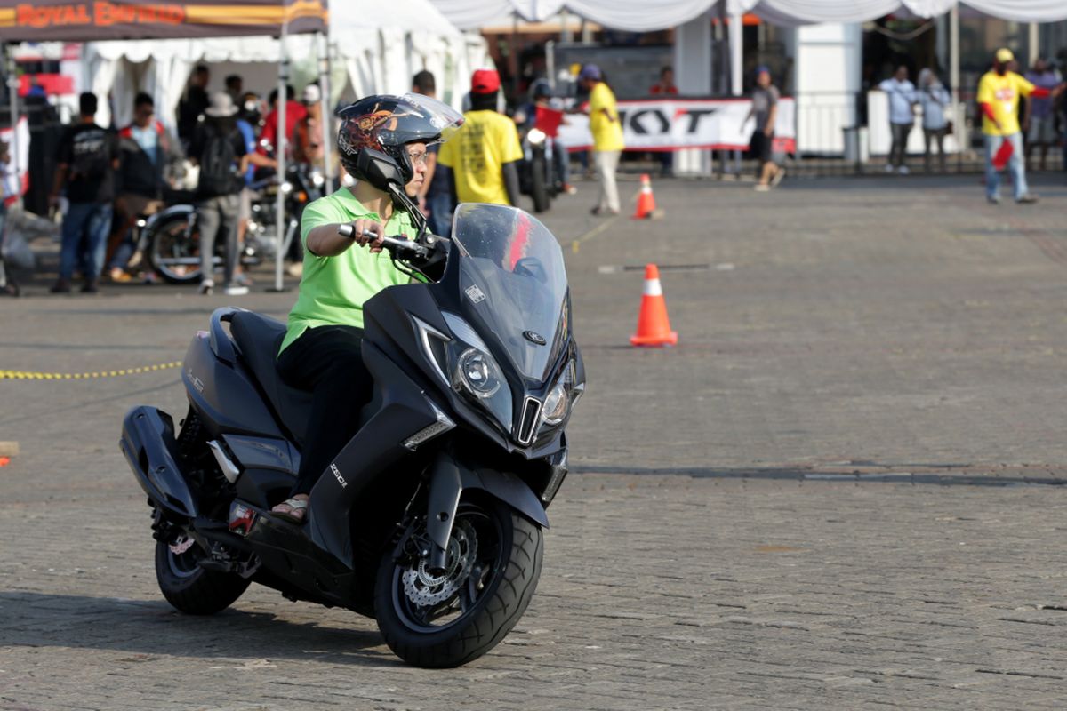 Pengunjung test ride sepeda motor yang dipamerkan saat ajang Indonesia International Motor Show (IIMS) 2017 di JI Expo, Kemayoran, Jakarta, Sabtu (29/4/2017). Ajang pameran otomotif terbesar di Indonesia ini akan berlangsung hingga 7 Mei mendatang.