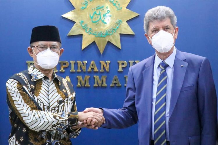 Haedar Nashir saat bertemu dengan Dubes Palestina di kantor PP Muhammadiyah, Kota Yogyakarta, Jumat (15/7/2022)