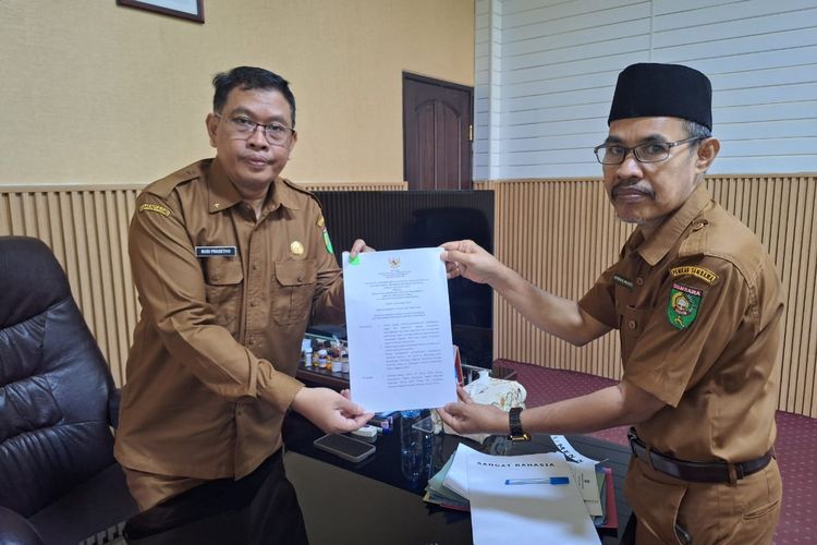 Sekda Sumbawa bersama Kabid BKPSDM menerima Surat Menpan RB pengadaan PPPK 2024 di ruang Sekda