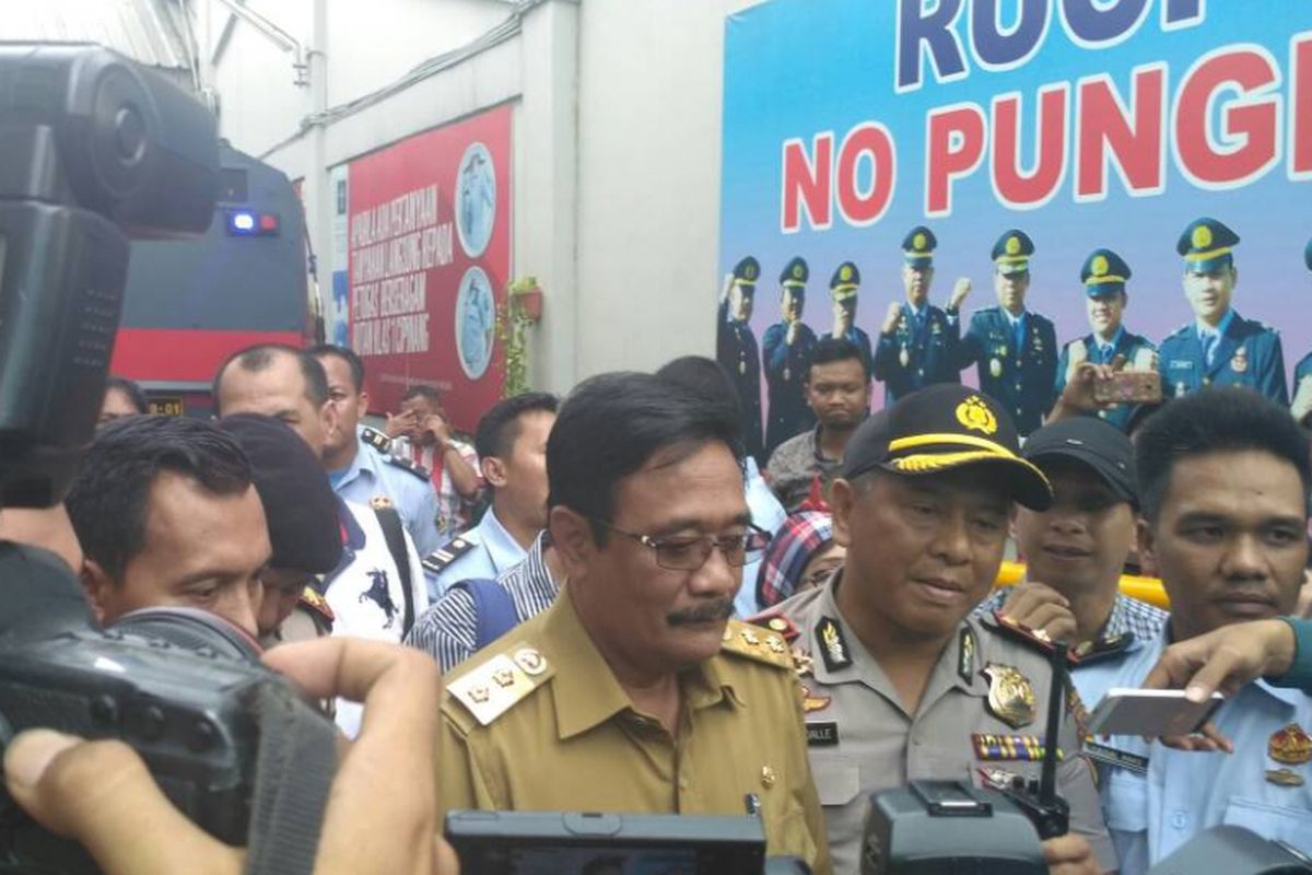 Wakil Gubernur DKI Jakarta Djarot Saiful Hidayat usai mengunjungi terpidana kasus dugaan penodaan agama Basuki Tjahaja Purnama di Rutan Kelas 1 Cipinang, Jakarta Timur, Selasa (9/5/2017) siang.