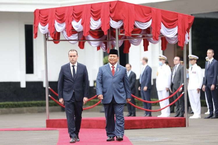 Menteri Pertahanan (Menhan) Prabowo Subianto saat menerima kunjungan Menteri Angkatan Bersenjata National Republik Prancis Sébastien Lecornu di Kementerian Pertahanan (Kemenhan), Jakarta, Jumat (25/11/2022).