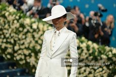 Kenakan Setelan Putih, Intip Gaya Elegan Zendaya di Met Gala 2025