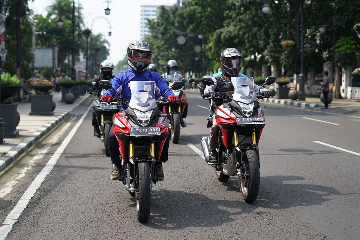 Pengguna Honda CB150X mencoba performa dan fitur di jalanan kota Bandung