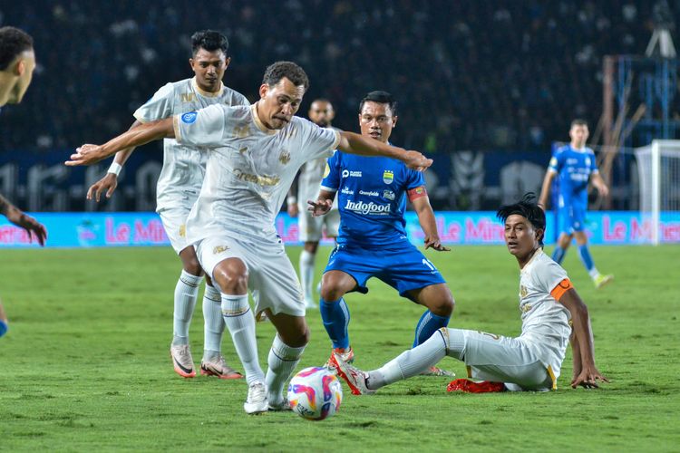 Gelandang bertahan Arema FC Gildson Pablo de Oliveira menangkal serangan Persib Bandung dalam pertandingan pekan ketiga Liga 1 2024-2025, Minggu (25/8/2024) di Stadion Si Jalak Harupat, Soreang, Kabupaten Bandung. 