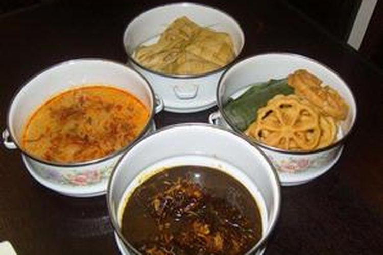 Semur Betawi menggunakan daging kerbau, disajikan dengan ketupat, sayur pepaya, dan kembang goyang.