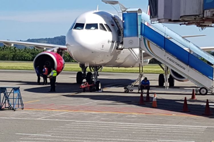 Pesawat Batik Air tujuan Ambon- Makassar mengalami penundaan keberangkatan selama kurnag lebih tiga jam di Bandara Pattimura Ambon, Jumat (8/2/2019).
