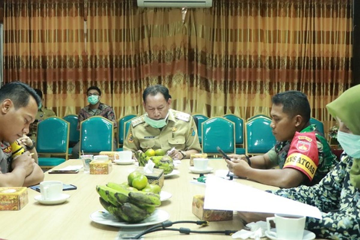 Suasana Rakor Walikota Pekalongan Jawa Tengah M Saelany Mahfudz bersama Forkopimda terkait akan diberlakukannya jam malam.