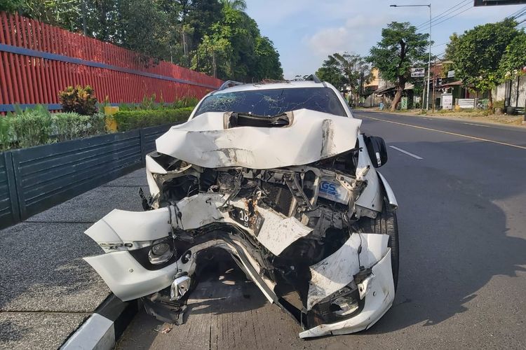 Mobil Fortuner yang terlibat kecelakaan tunggal di Jala Raya Jongbiru, Kabupaten Kediri, Jawa Timur, Jumat (26/8/2022), hingga menyebabkan dua orang tewas dan tiga lainnya luka 