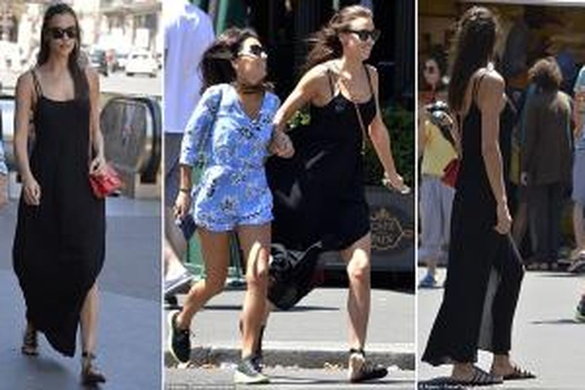 Mengenakan gaun panjang warna hitam, Irina Shayk asik berjalan-jalan dengan seorang teman wanita di Paris