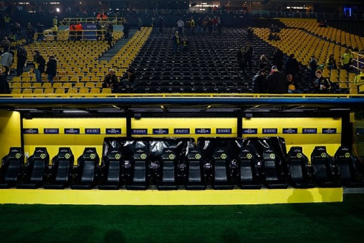 Kursi tim tuan rumah di Signal Iduna Park tampak kosong jelang pertandingan perempat final Liga Champions setelah terjadi ledakan bom di dekat bus yang mengangkut para pemain Borussia Dortmund, Selasa (11/4/2017). 