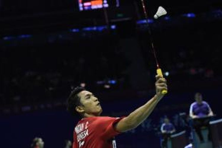 Pebulu tangkis tunggal putra Indonesia, Jonatan Christie, mengembalikan kok ke arah pemain Taiwan, Hsu Jen Hao, pada laga perempat final Piala Sudirman di Dongguan, Tiongkok, Jumat (15/5/2015).