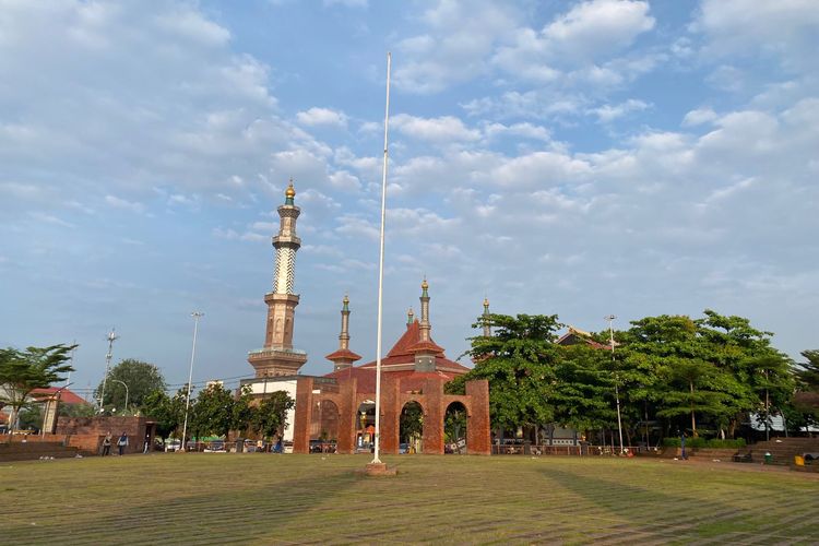 Lapangan rumput yang luas dan Masjid Raya At-Taqwa dilihat dari Alun-alun Kejaksan Cirebon. 