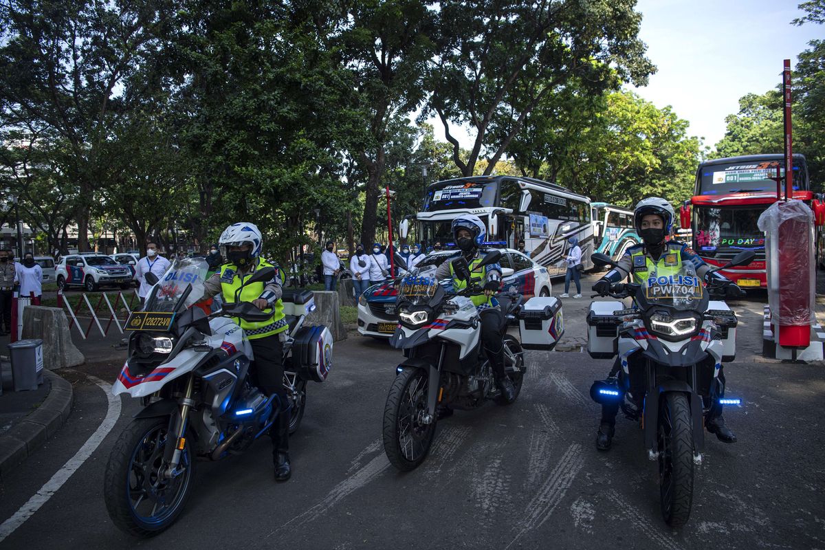 Polisi bersiap mengawal bus pemudik dalam Mudik Gratis Polri 2022 di kompleks Gelora Bung Karno, Jakarta, Senin (25/4/2022). Polda Metro Jaya memberangkatkan sebanyak 540 pemudik dengan 13 bus pada hari pertama pemberangkatan Mudik Gratis Polri 2022 dari Jakarta ke 21 kota tujuan di Pulau Jawa.