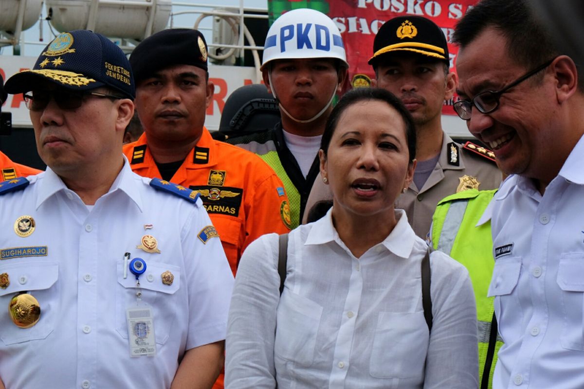 Sekretaris Jenderal Kementerian Perhubungan, Sugihardjo (kiri), Menteri Badan Usaha Milik Negara (BUMN), Rini Soemarno (tengah), Direktur Utama Jasa Marga Desi Arryani (kanan) Mengunjungi Pelabuhan Merak, Banten, Sabtu (24/6/2017) untuk Mengecek Kesiapan Kapal Angkutan Mudik Lebaran 1438 Hijriyah.