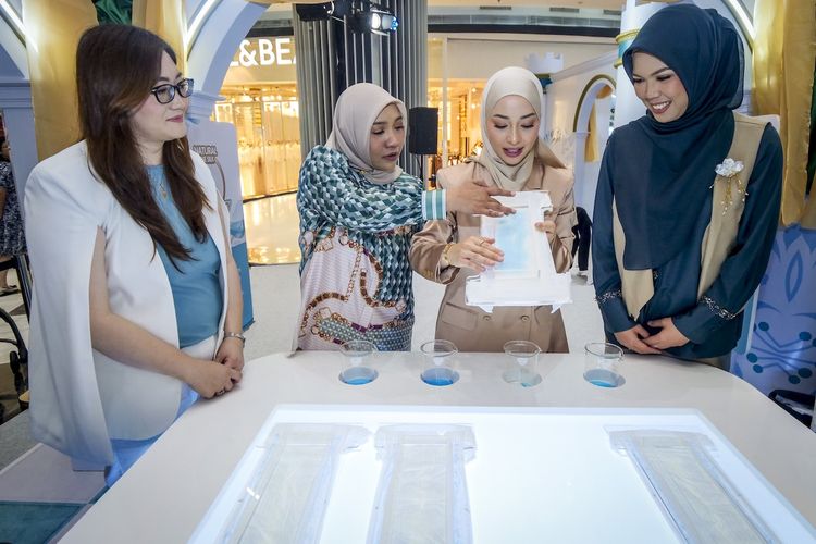 Dokter spesialis kulit July Iriani Rahardja, SpDVE, MM, FINSDV (kiri), Head of Marketing MAKUKU Indonesia Sulistyowati (kedua dari kiri), Nikita Willy (ketiga dari kiri), dan Head of Communication PT. Lucky Mom Indonesia Titi Nurmalasari (kanan), di MAKUKU Land di Jakarta, Jumat (24/4/2026).