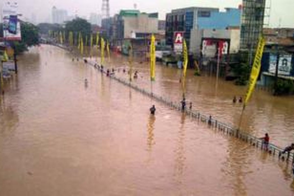 Banjir di Kampung Melayu-Tebet, Senin (13/1/2013)