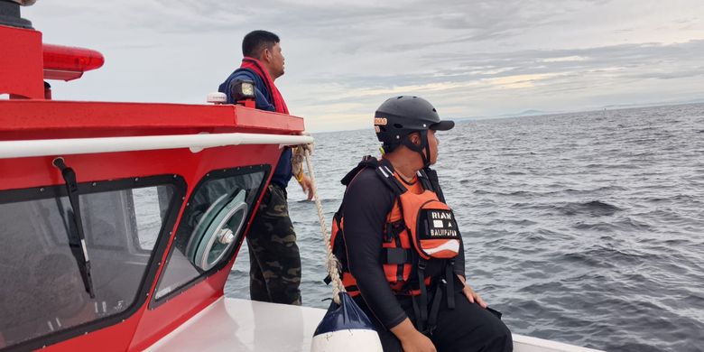 Tim SAR masih berupaya mencari satu orang pemancing atas nama Yanto yang hilang di Teluk Balikpapan setelah kapal yang dia gunakan untuk memancing mengalami kebocoran. 