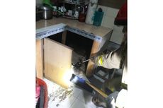 Sedang Masak, Warga Cipayung Panik Lihat Ular Kobra Masuk ke Dapurnya