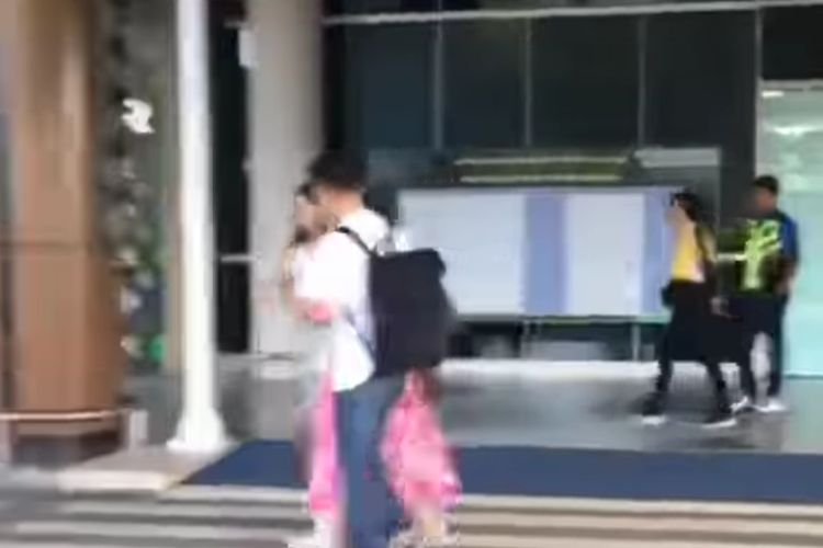 Tangkapan layar video yang menampilkan 2 orang turis asal Cina cek-cok di pintu keluar Bandara Internasional Komodo, Lauan Bajo, Kabupaten Manggarai Barat, NTT, viral di media sosial, seja Sabtu (10/2/2023).