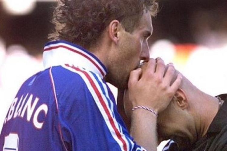 Kapten tim nasional Perancis, Laurent Blanc, selalu mencium kepala plontos kiper Fabian Barthez sebelum pertandingan di Piala Dunia 1998. Perancis pun berhasil menjadi juara pada turnamen tersebut.  