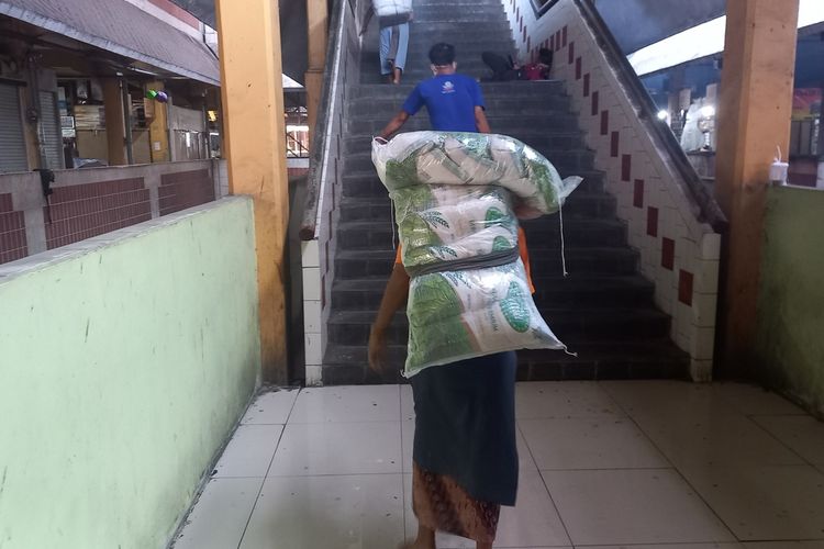 Buruh gendong pasar beringharjo saat mengangkut beras, Selasa (15/3/2023)