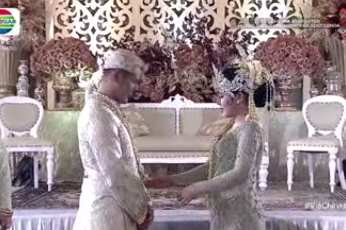 Via Vallen dan Chevra Yolandi saat mengikuti rangkaian upacara Mapag Panganten