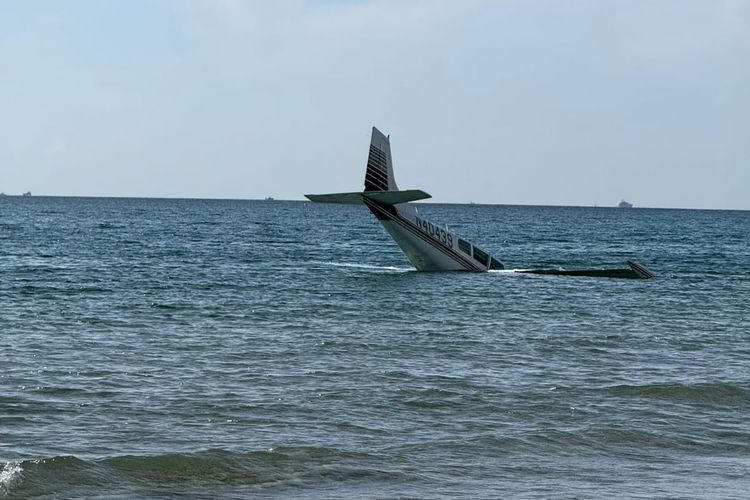 Detik-detik Pilot Wanita Mendarat Darurat di Laut, Pesawat Rusak di Udara