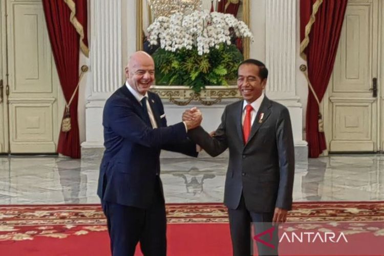 Indonesia's President Joko Widodo (right) meets President of FIFA Gianni Infantino at the Merdeka Palace in Jakarta, Tuesday, October 18, 2022. 