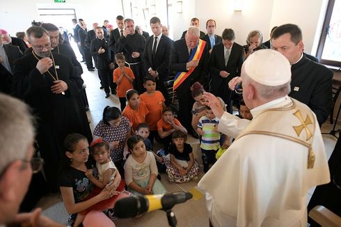 Paus Fransiskus Minta Maaf kepada Komunitas Gipsi di Romania