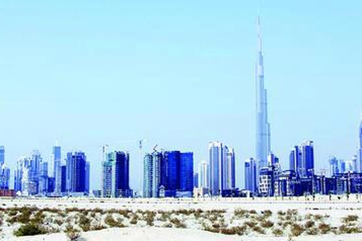 Burj Dubai, gedung tertinggi di dunia, terlihat dalam gambar. Konstruksi belum rampung dan berbagai pekerjaan akhir masih terus dilakukan di gedung milik Dubai Wo r l d itu, yang terletak di Dubai, Uni Emirat Arab. Akan tetapi, kegagalan bayar utang oleh perusahaan pengembangnya mengancam kelanjutan konstruksi. Dubai World menyatakan akan menunda pembayaran cicilan utang, hasil pinjaman yang didapat dari sejumlah kreditor internasional, setidaknya selama enam bulan.
