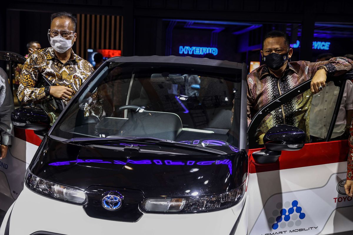 Menteri Perindustrian Agus Gumiwang (kiri) bersama Ketua MPR yang juga ketua Ikatan Motor Indonesia (IMI) Bambang Soesatyo (kanan) meninjau stan Toyota untuk mobil listrik pada pembukaan IIMS Hybrid 2021 di JiExpo Kemayoran, Jakarta Utara, Kamis (15/4/2021). Pameran otomotif Indonesia International Motor Show (IIMS) Hybrid 2021 yang berlangsung pada 15-25 April itu digelar secara daring (online) dan kunjungan langsung dengan pembatasan kapasitas dan penerapan protokol kesehatan Covid-19.